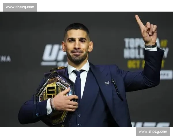 托普里亚 2 分 32 秒弑神!UFC 轻量级王座易主,奥利维拉王朝彻底终结 托普里亚 2 分 32 秒弑神!UFC 轻量级王座易主,奥利维拉王朝彻底终结