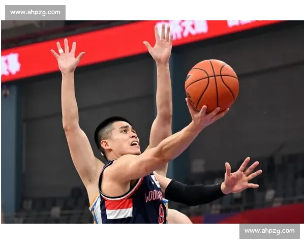 首钢男篮迎战强敌全力拼搏争夺季后赛名额比赛悬念十足